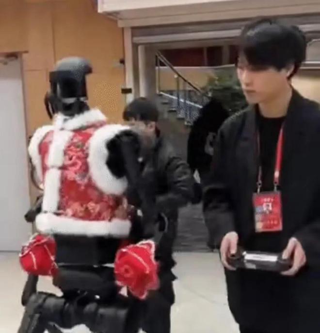 曝退场画面走路哆嗦一人对一机要遥控器凯发k8娱乐唯一春晚机器人“露馅”！(图6)