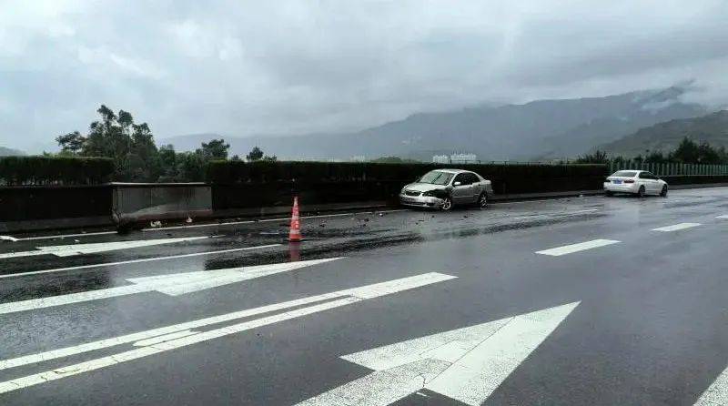 雨天事故易发大禾人请注意行车安全！k8凯发一触即发打滑、失控、碰撞(图4)