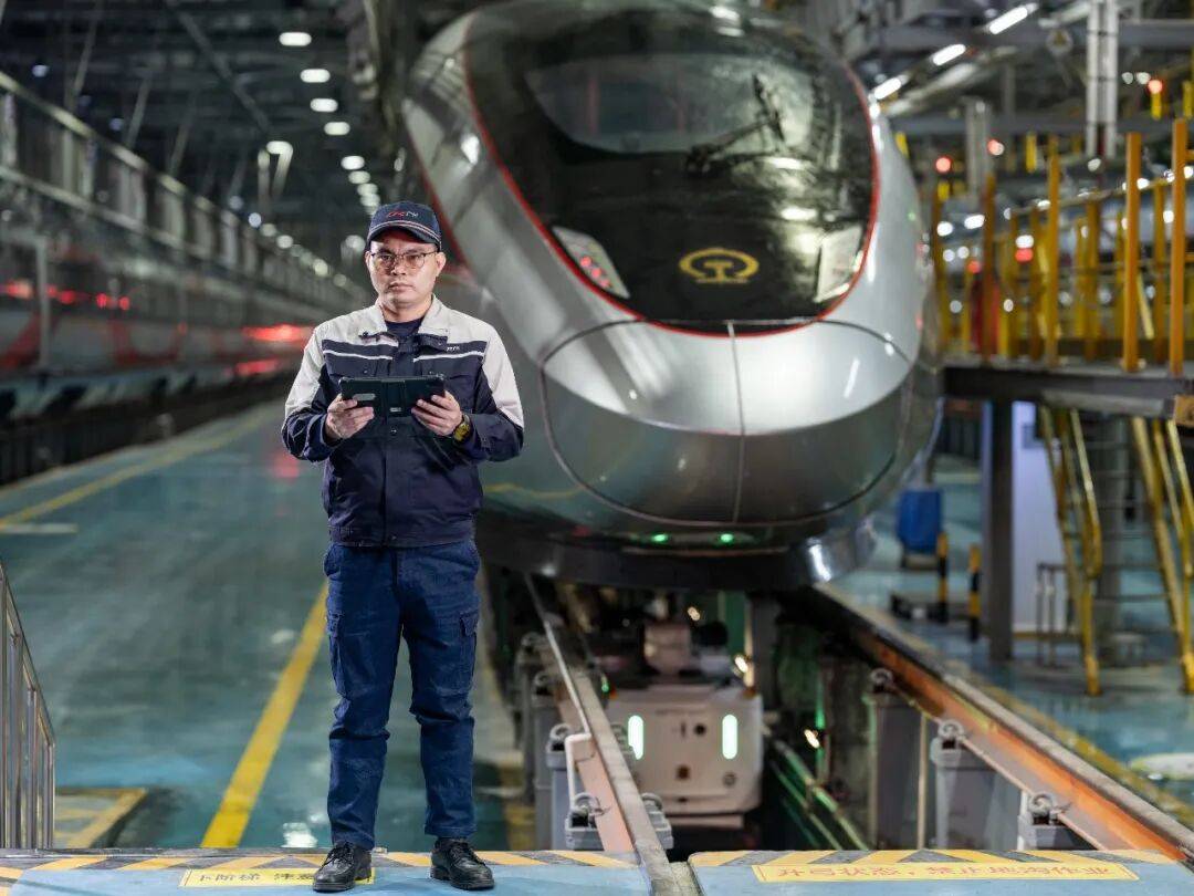 广州南动车运用所劳动者肖像凯发K8时代场景 中国速度(图2) 广州南动车运用所劳动者肖像凯发K8时代场景 中国速度(图2)