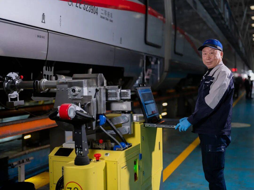 广州南动车运用所劳动者肖像凯发K8时代场景 中国速度(图5)