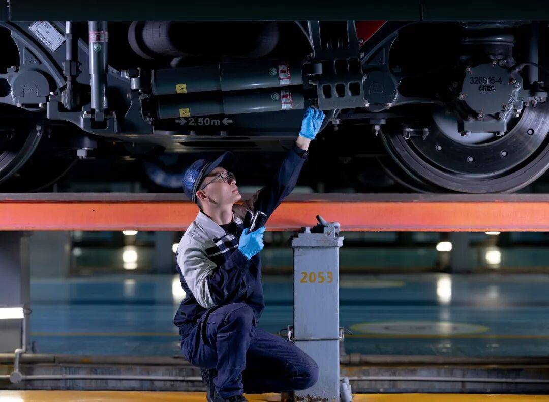 广州南动车运用所劳动者肖像凯发K8时代场景 中国速度(图4)