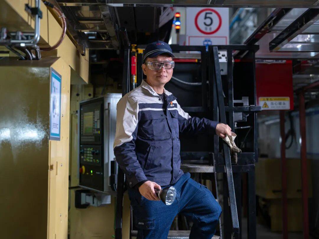 广州南动车运用所劳动者肖像凯发K8时代场景 中国速度(图3) 广州南动车运用所劳动者肖像凯发K8时代场景 中国速度(图3)