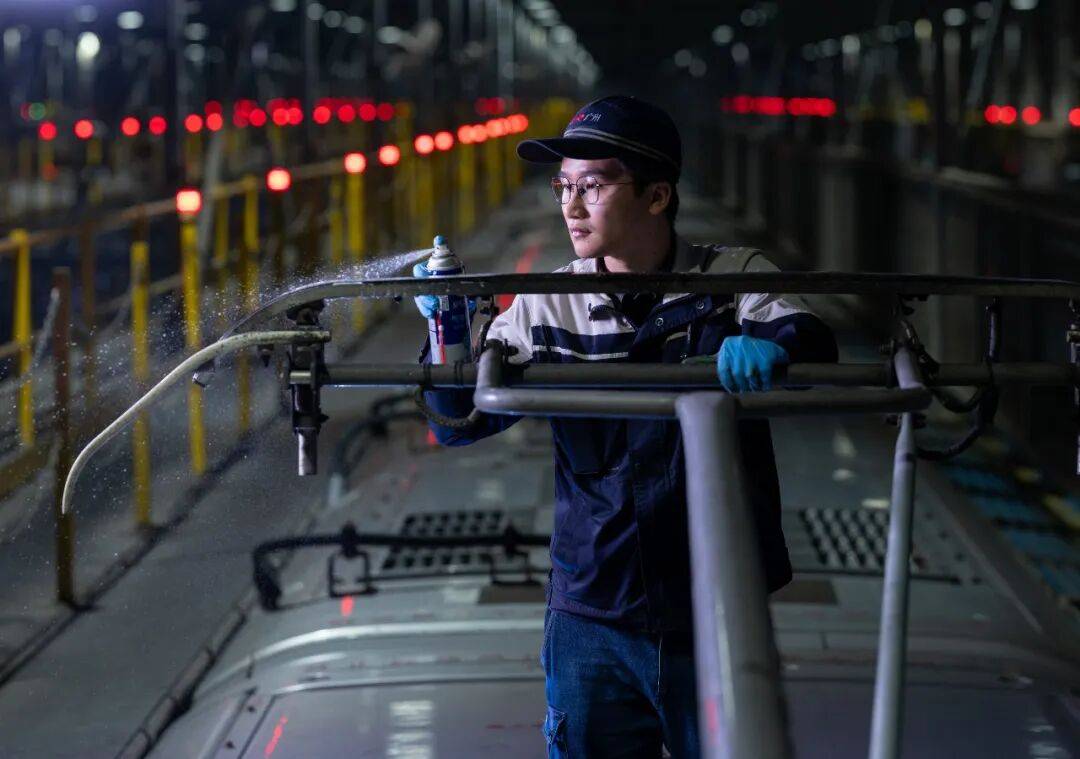 广州南动车运用所劳动者肖像凯发K8时代场景 中国速度(图10) 广州南动车运用所劳动者肖像凯发K8时代场景 中国速度(图10)